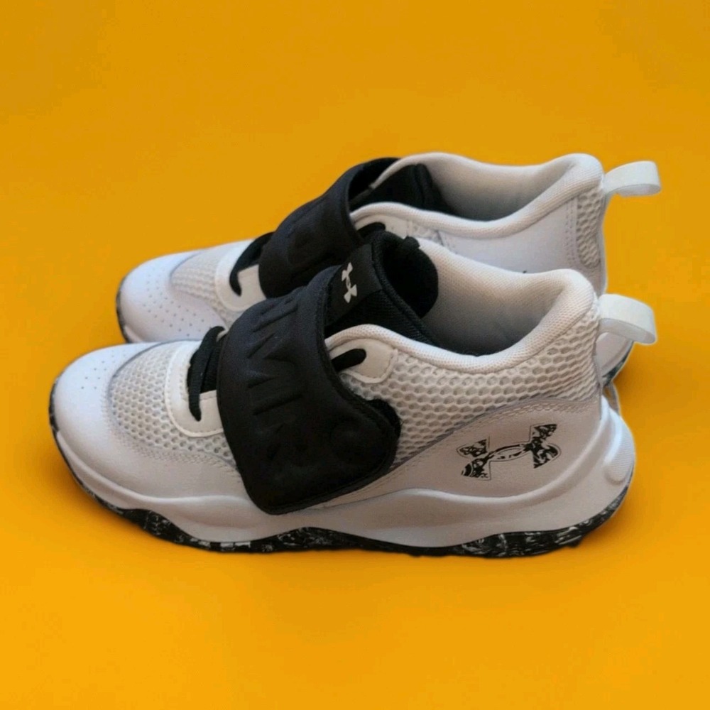 Boys Under Armour Zone BB 2 Basketball White & Black Sneakers Sz 6Y 3026637 EUC